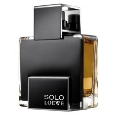 Loewe Parfums presenta su nueva fragancia masculina. SOLO Loewe Platinum. una creación olfativa elegante y sofisticada gracias al empleo de notas tan contrapuestas como el té y el cuero negro. que unidas a un absoluto de lavanda. al ámbar gris. al benjui
